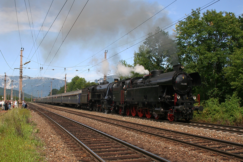 78.618 und 33.132 der GEG mit „Austria-Jubilums-Express“ von Wien ber die Semmeringbahn, Leoben, Selzthal und die Gesusebahn nach Linz bei einer Scheineinfahrt in Eichberg am Semmering (23.08.2012)