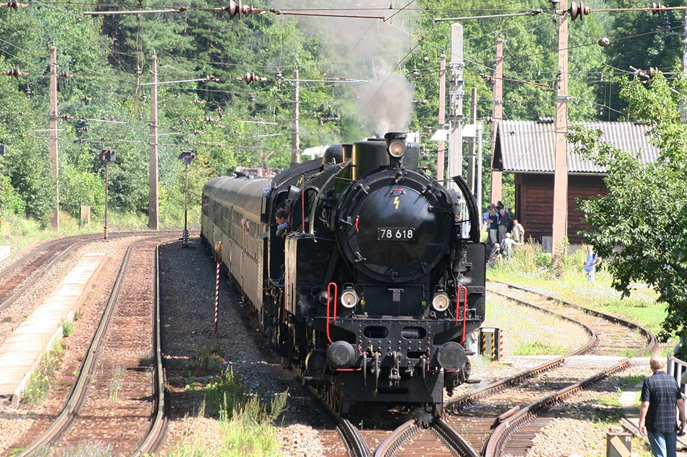 78.618 und 33.132 der GEG mit „Austria-Jubilums-Express“ von Wien ber die Semmeringbahn, Leoben, Selzthal und die Gesusebahn nach Linz beim Zwischenstopp in Breitenstein (23.08.2012)