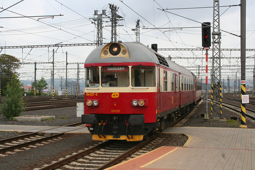 854 027 fhrt in Praha hl. n. ein (25.05.2013)