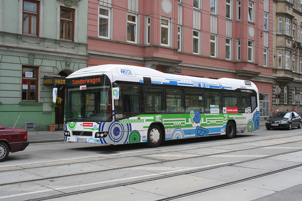 8600 unterwegs als Sonderwagen nahe der Station Johnstrae/Linzer Strae (08.08.2012)