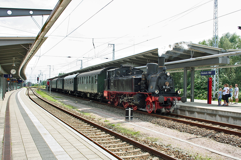 91 134 der Mecklenburgischen Eisenbahnfreunde e.V. in Schwerin mit Pendelzug Rostock - Bad Doberan zum Jubilum  125  Jahre Molli  in Rostock Hbf. (06.08.2011) 
