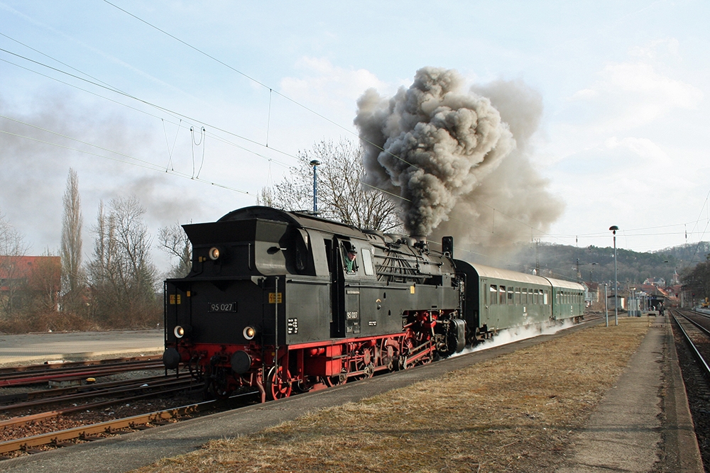 95 027 (Frderverein Bw Arnstadt e.V., Einsatz durch die HSB) mit einem Sonderzug von Blankenburg nach Rbeland kurz nach der Abfahrt in Blankeburg (13.03.2011)