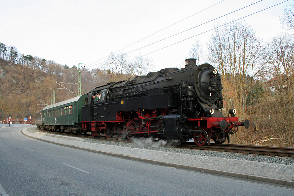 95 027 (Frderverein Bw Arnstadt e.V., Einsatz durch die HSB) mit einem Sonderzug von Blankenburg nach Rbeland kurz vor dem Bahnof Rbeland (13.03.2011)