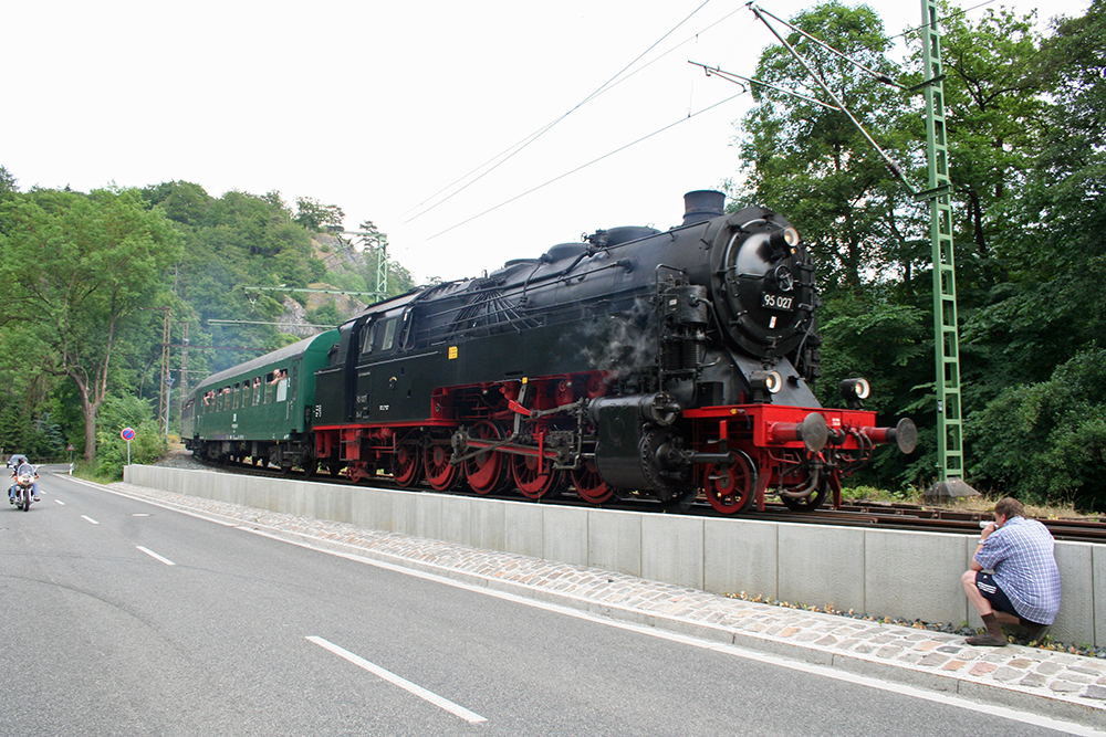 95 027 (Frderverein Bw Arnstadt e.V., Einsatz durch die HSB) mit einem Sonderzug von Blankenburg nach Rbeland bei der Einfahrt in Rbeland (11.07.2010)