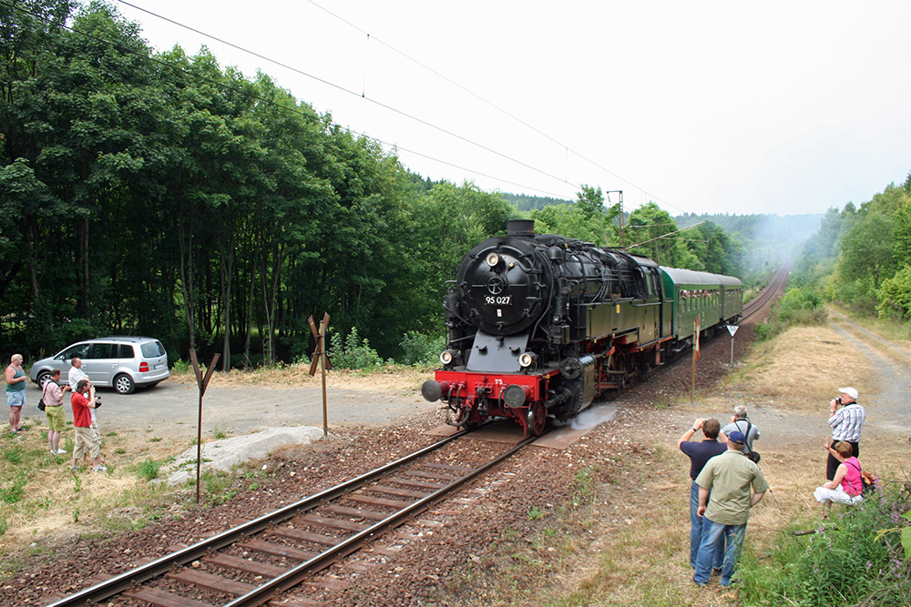 95 027 (Frderverein Bw Arnstadt e.V., Einsatz durch die HSB) mit einem Sonderzug von Blankenburg nach Rbeland zwischen Michaelstein und Httenrode (11.07.2010)