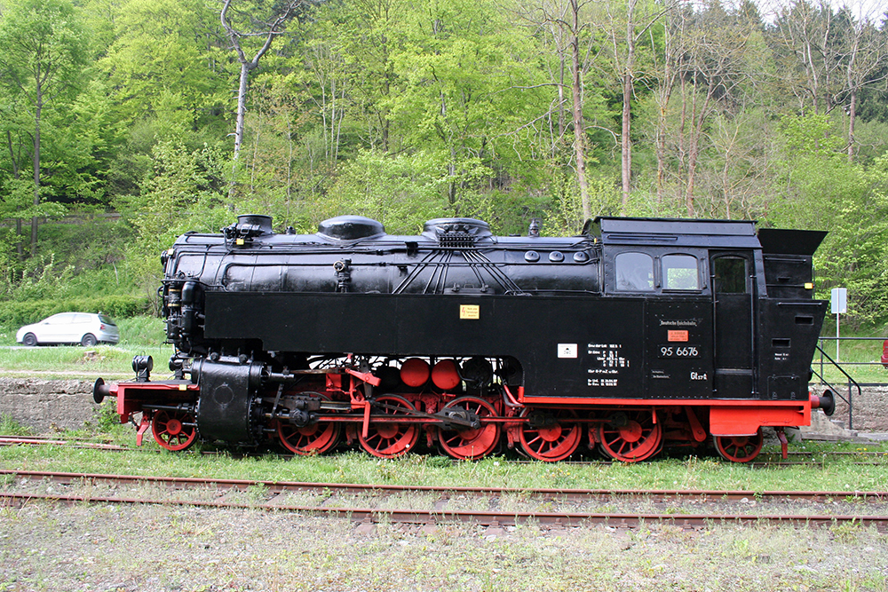 95 6676 vor einem Lokschuppen zwischen Rbeland und Neuwerk (22.05.2010)