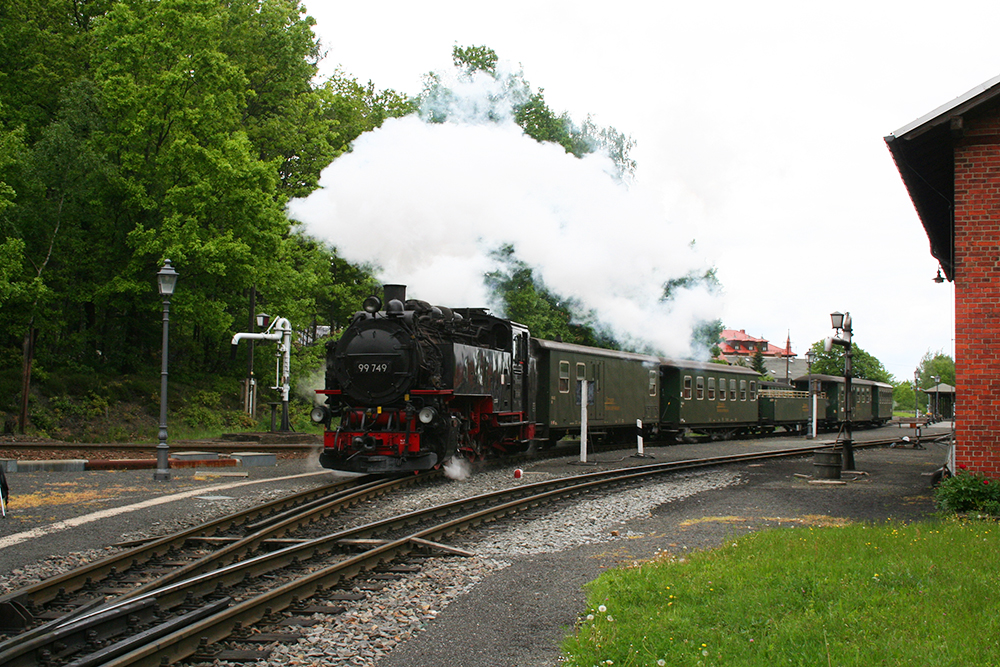 99 749 der Zittauer Schmalspurbahn mit einem Zug nach Oybin (Bertsdorf, 13.05.2012)