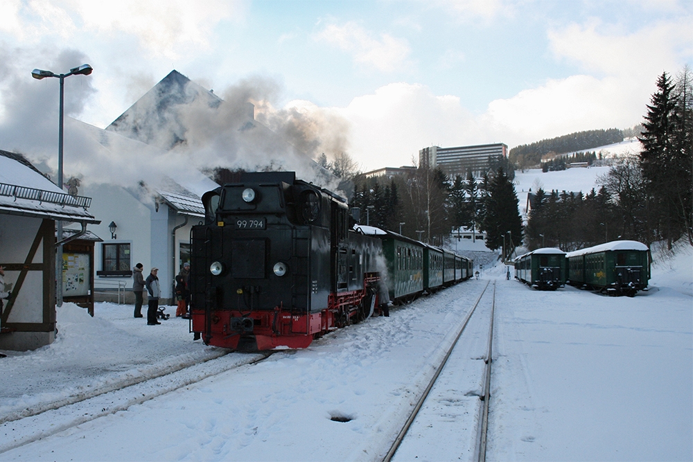 99 794 der Fichtelbergbahn abfahrbereit als Zug 1006 nach Cranzahl in Oberwiesenthal (15.01.2012)