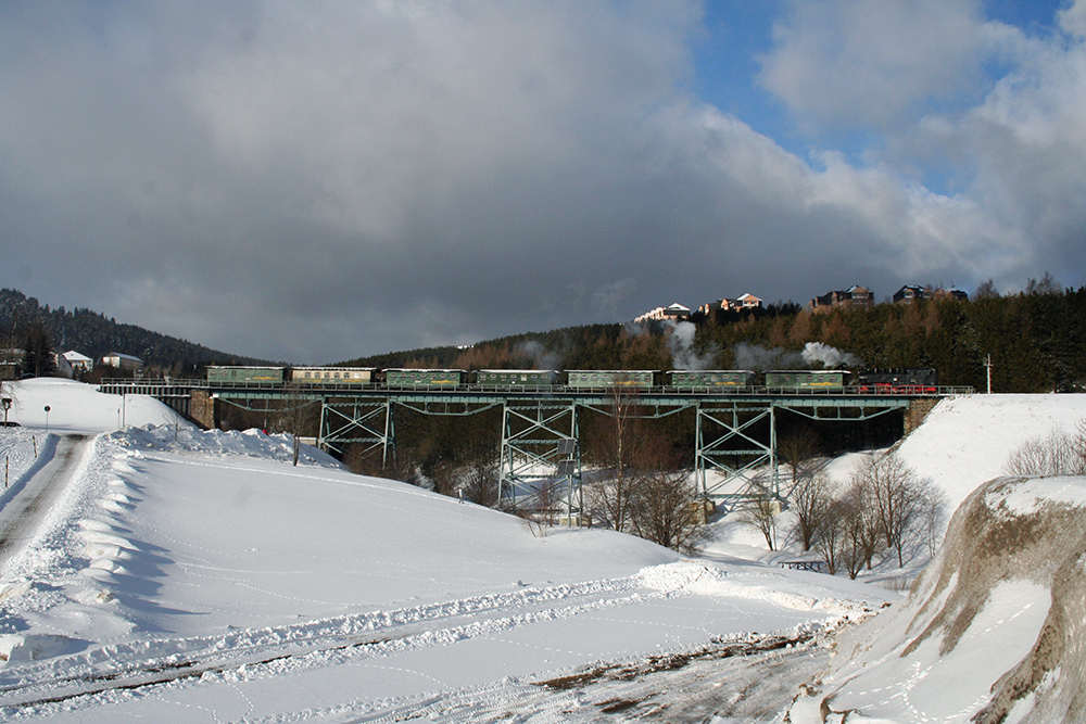 99 794 der Fichtelbergbahn mit Zug 1006 (Oberwiesenthal - Cranzahl) auf dem Viadukt in Oberwiesenthal (15.01.2012)