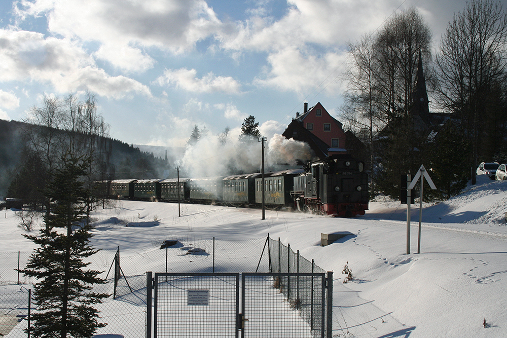 99 794 der Fichtelbergbahn mit Zug 1006 (Oberwiesenthal - Cranzahl) in Hammerunterwiesenthal (15.01.2012)