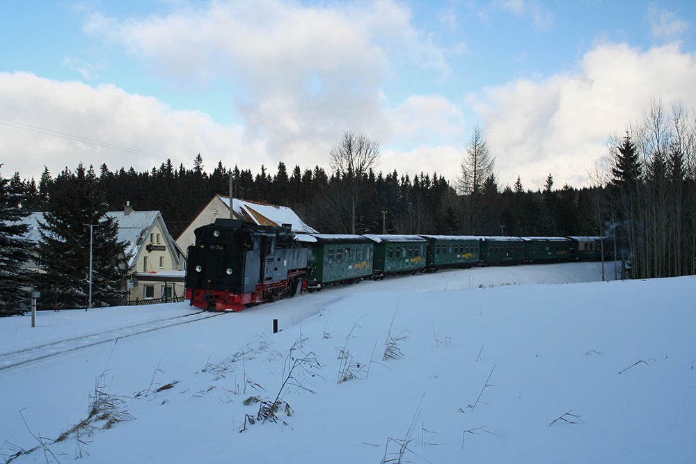 99 794 der Fichtelbergbahn mit Zug 1006 (Oberwiesenthal - Cranzahl) bei der Einfahrt in Kretschham-Rothensehma (15.01.2012)