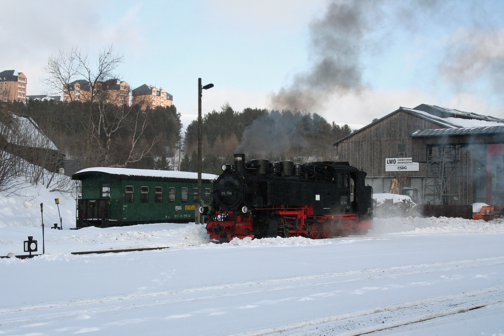 99 794 der Fichtelbergbahn rangiert an ihren Zug (Oberwiesenthal, 15.01.2012)