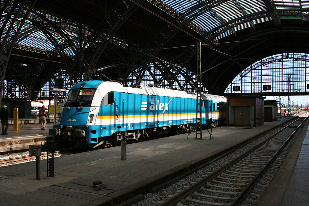 ALEX-Taurus 183 003 als Bremslok am Zugschluss eines mit 18 201 bespannten Sonderzuges Leipzig - Berlin. (Leipzig Hbf., 02.06.2011) 