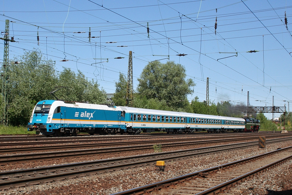 ALEX-Taurus 183 003 als Bremslok am Zugschluss eines mit 18 201 bespannten Sonderzuges Leipzig - Berlin. (Leipzig-Mockau, 02.06.2011)