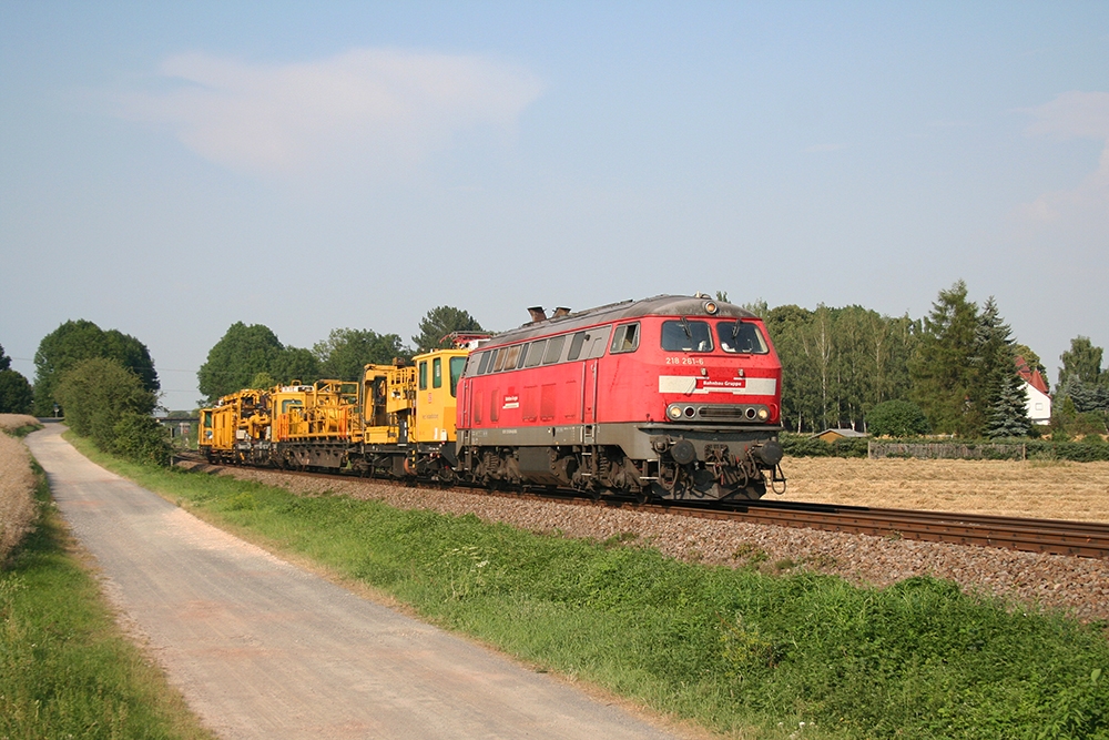 Bahnbau-218 261 mit Bauzug Richtung Zeitz (Draschwitz, 27.07.2012)