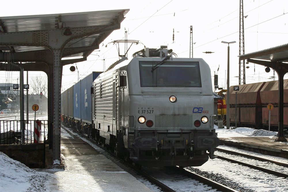 CB-Rail E37 527 mit Containerzug in Richtung Halle (Grokorbetha, 13.12.2010)