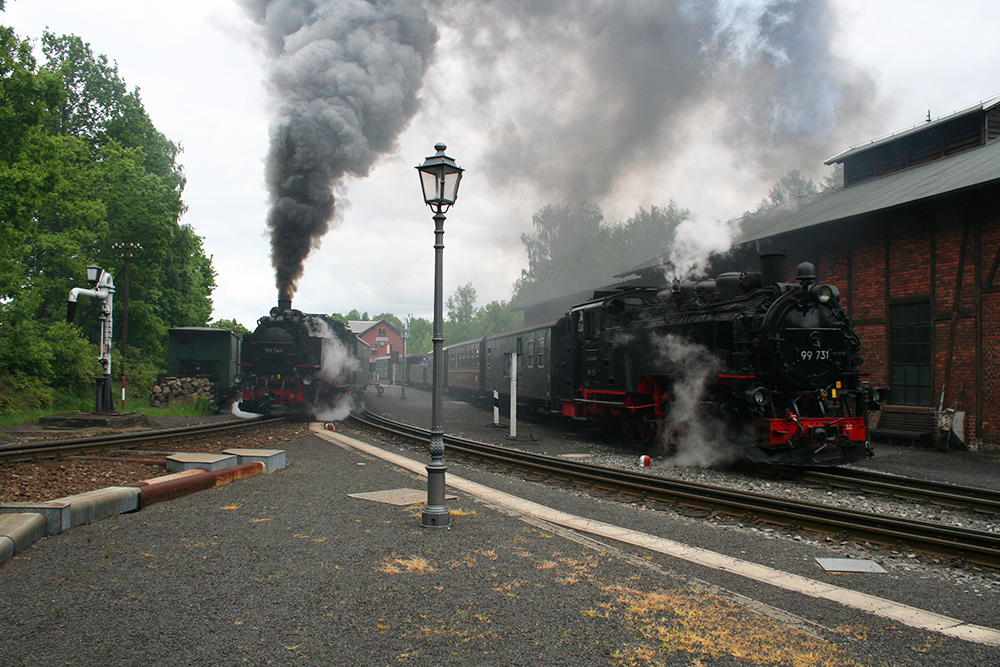 Die berhmte Doppelausfahrt von Bertsdorf: 99 749 der Zittauer Schmalspurbahn mit einem Zug nach Jonsdorf, daneben 99 731 mit dem Zug von Zittau nach Oybin (Bertsdorf, 13.05.2012)