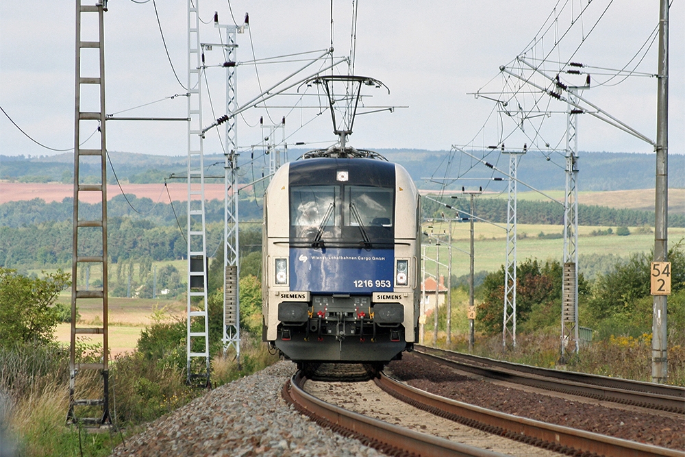 Dispo-Lok 1216 953, vermietet an die Wiener Lokalbahn, mit einem Gz in Richtung Halle/Saale auf der Blankenheimer Rampe kurz hinter Sangerhausen (10.09.2011)