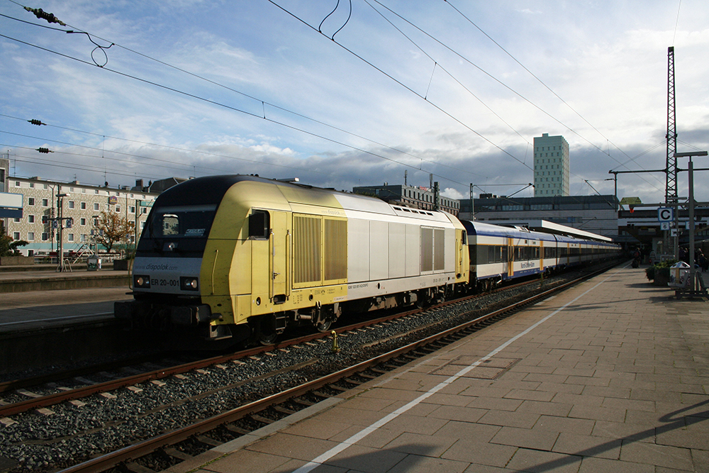 Dispolok ER 20-001, vermietet an die Nord-Ostsee-Bahn mit NOB 80520 (Hamburg – Westerland/Sylt) (Hamburg-Altona, 16.10.2010)