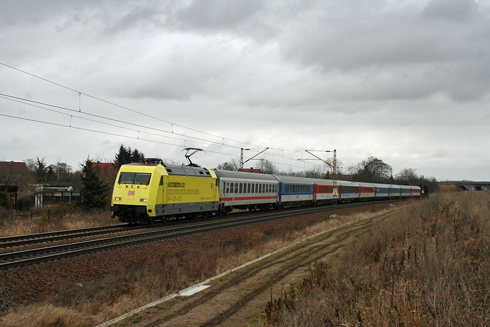 dOKUMENTA-101 013 mit dem EC 176 (Brno – Dresden – Hamburg) (Zeithain, 11.03.2012)