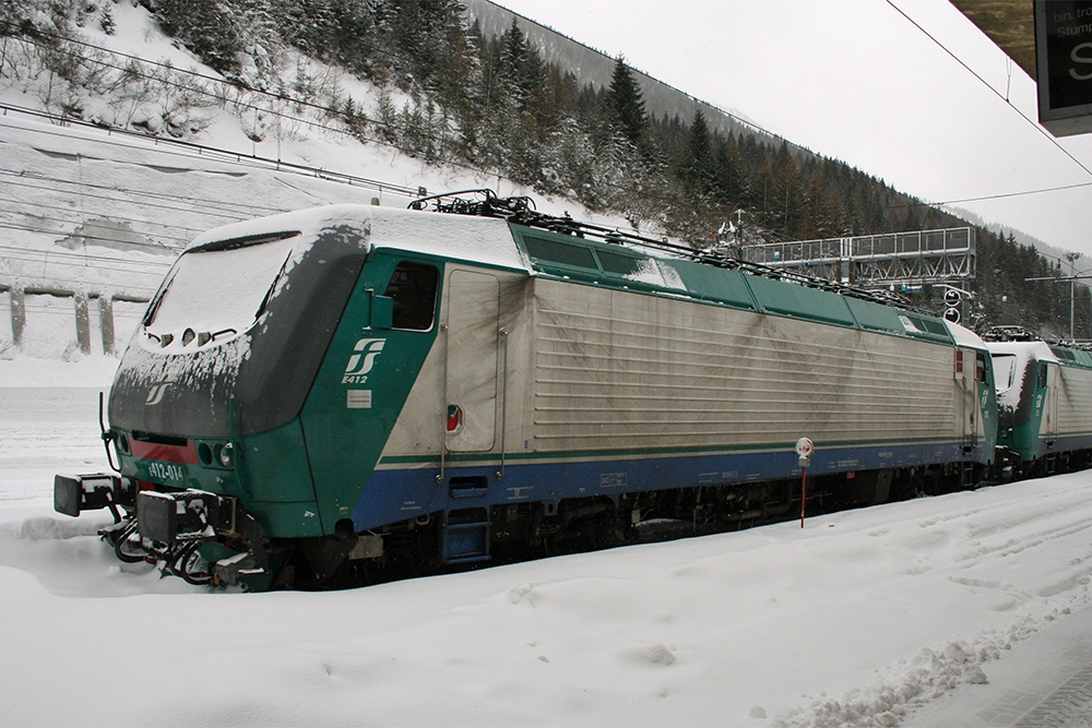 E412-014 abgestellt in Bahnhof Brenner (08.01.2012)