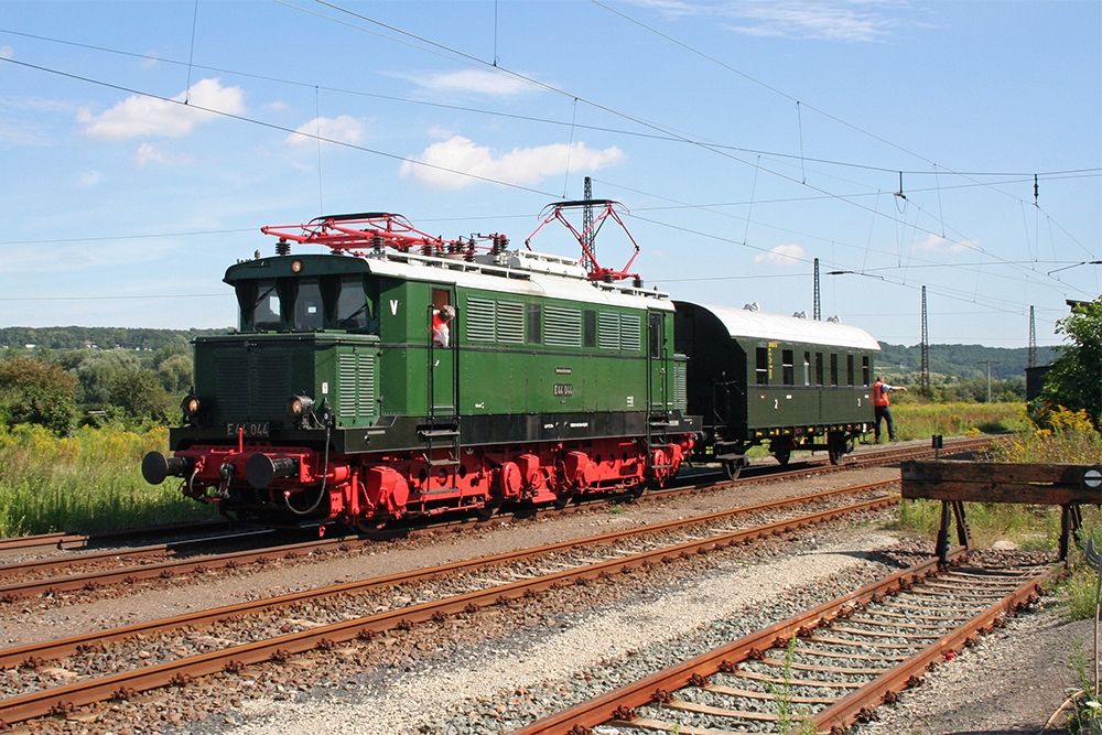 E44 044 vom DB-Museum Halle/Saale bei Rangierarbeiten in Naumburg/Saale (22.08.2010)
