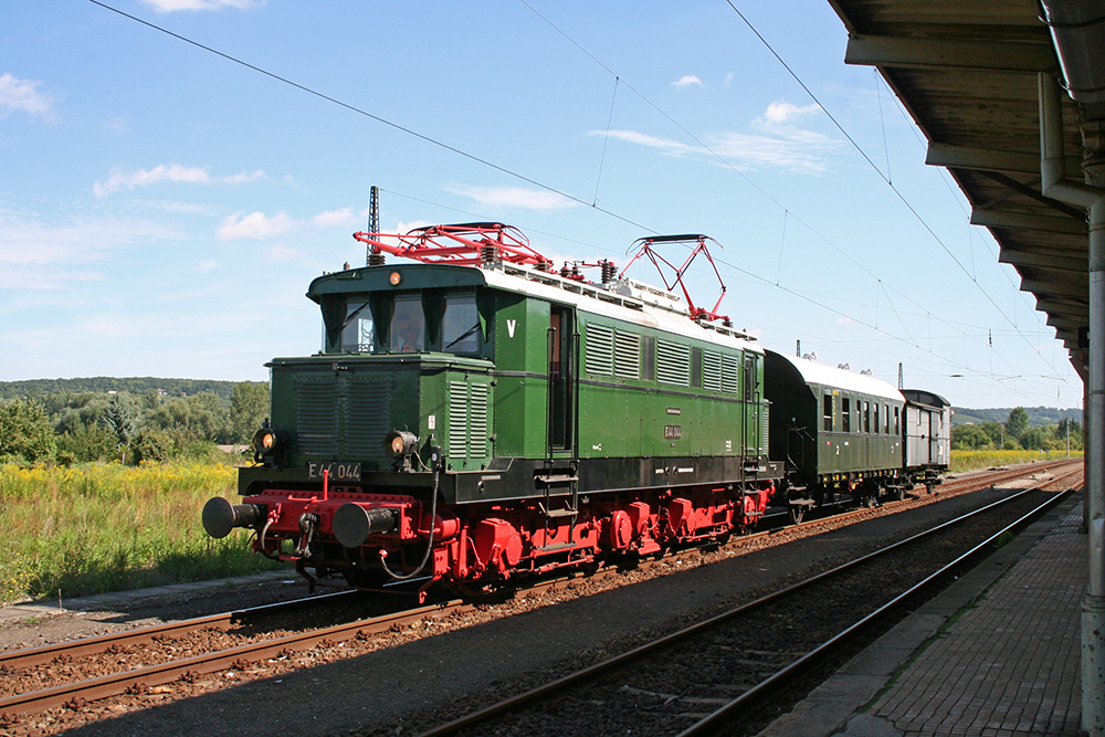 E44 044 vom DB-Museum Halle/Saale bei Rangierarbeiten in Naumburg/Saale (22.08.2010)