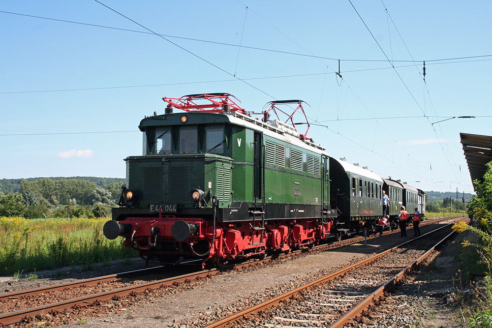 E44 044 vom DB-Museum Halle/Saale mit einem Sonderzug zum 14. Sachsen-Anhalt-Tag in Weienfels von Loburg nach Naumburg/Saale, hier kurz nach der Ankunft in Naumburg (22.08.2010)