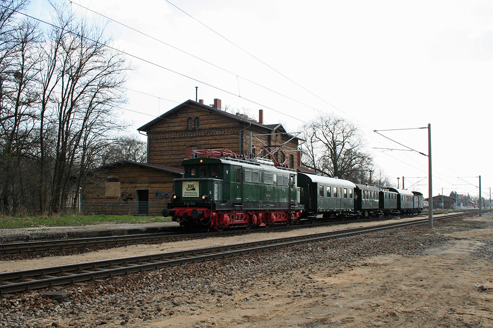 E44 044 des DB-Museums Halle/Saale mit einem Sonderzug zur Feier „100 Jahre elektrischer Zugbetrieb in Mitteldeutschland“ von Bitterfeld nach Dessau in Raguhn (02.04.2011)