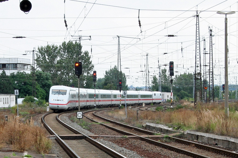 Ein 402-Halbzug als ICE 1608 (Mnchen – Leipzig – Berlin) (Grokorbetha, 07.08.2010)