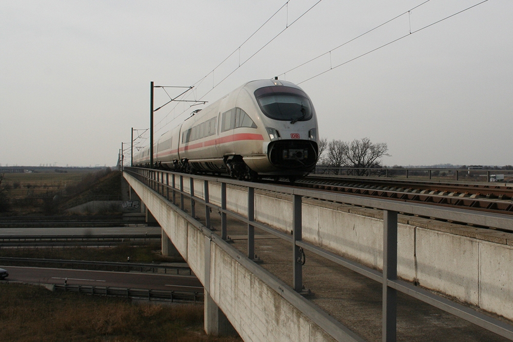 ein 411er als ICE 1559 (Wiesbaden – Dresden) auf der Brcke ber die BAB 9 nahe Leipzig/Halle Flughafen (12.03.2011)
