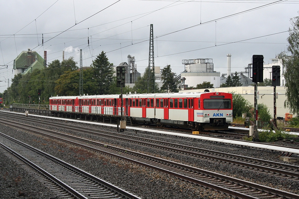 Ein AKN-Triebwagen, abgestellt zwischen Hamburg-Langenfelde und Diebsteich (09.08.2011)