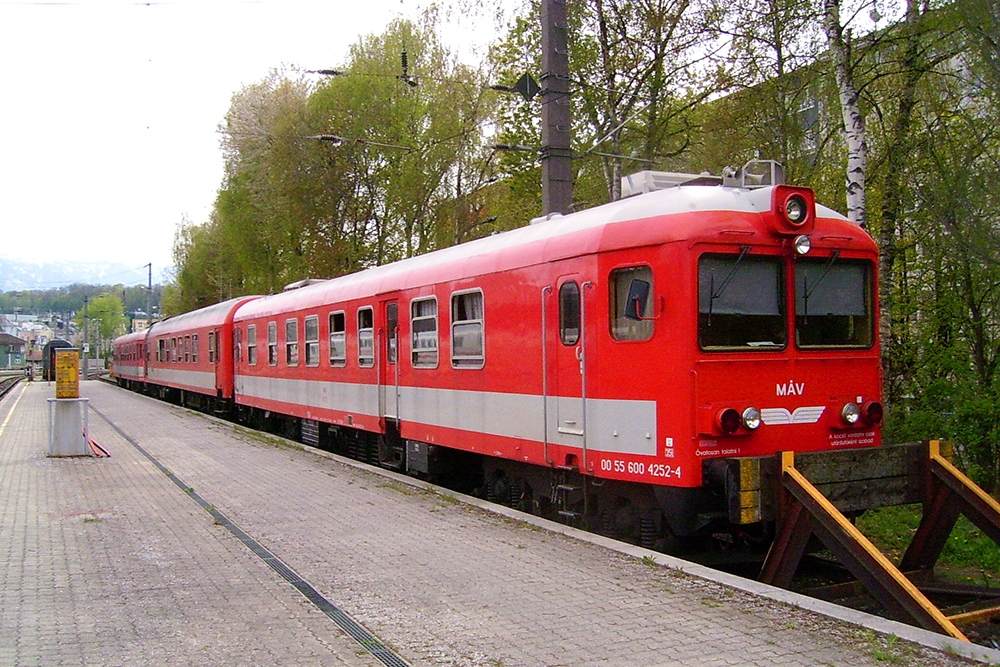 Eine Art Messtriebwagen der MAV abgestellt am Salzburger Hbf. (24.04.2005)