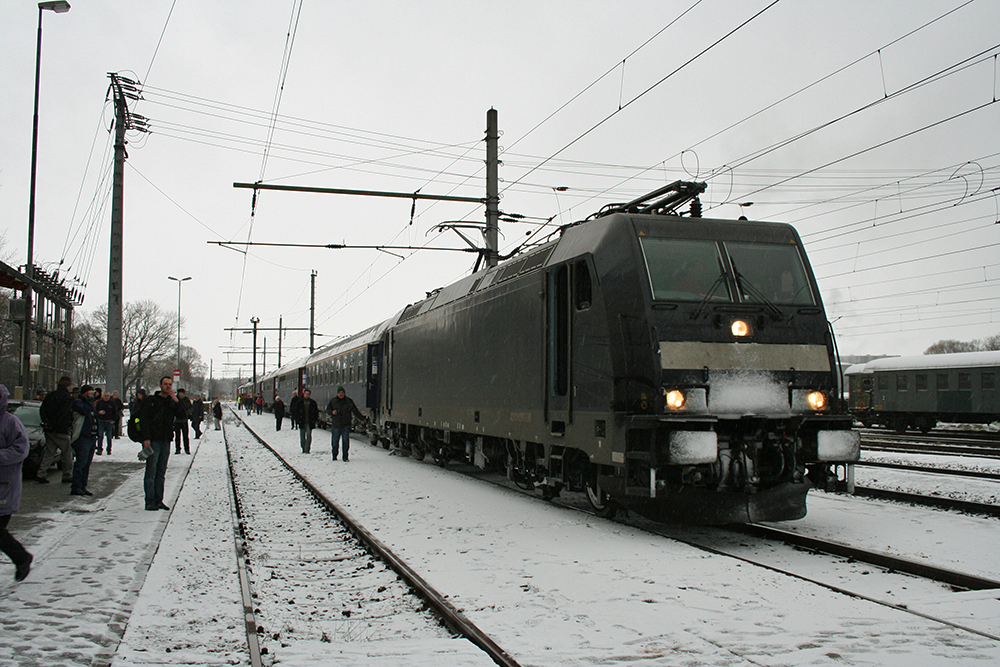 Eine MRCE-Dispolok der BR 185 mit dem IGE-Sonderzug  Winterdampffahrt durchs Gesuse  in Timelkam (06.01.2012)