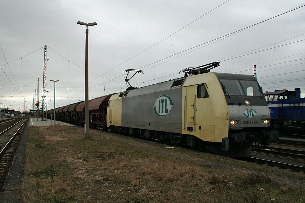 ES 64 F-901 der ITL abfahrbereit mit einem Gz in Richtung Leipzig (Grokorbetha, 18.02.2012)