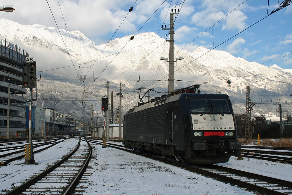 ES 64 F4-109 in Innsbruck Hbf. (18.12.2011)