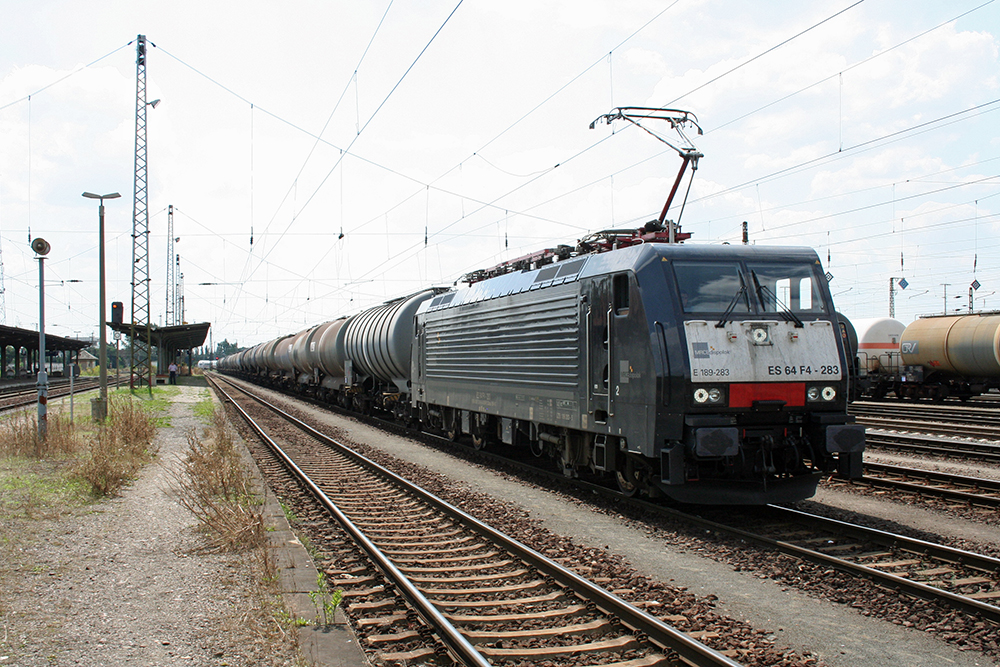ES 64 F4-283 mit Kesselwagen abfahrbereit in Richtung Leipzig (Grokorbetha, 10.08.2010)