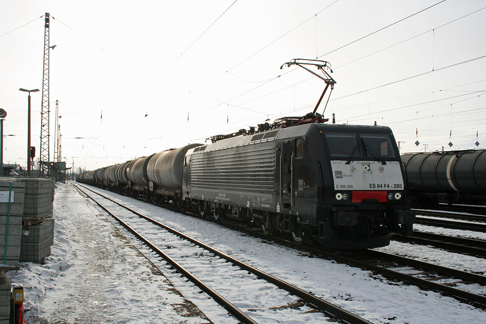 ES 64 F4-285 abfahrbereit mit Kesselwagen (Grokorbetha, 13.12.2010)