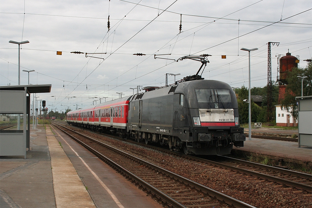ES 64 U2-005 mit RB 16327 (Eisenach – Halle/Saale) (Grokorbetha, 30.08.2011)
