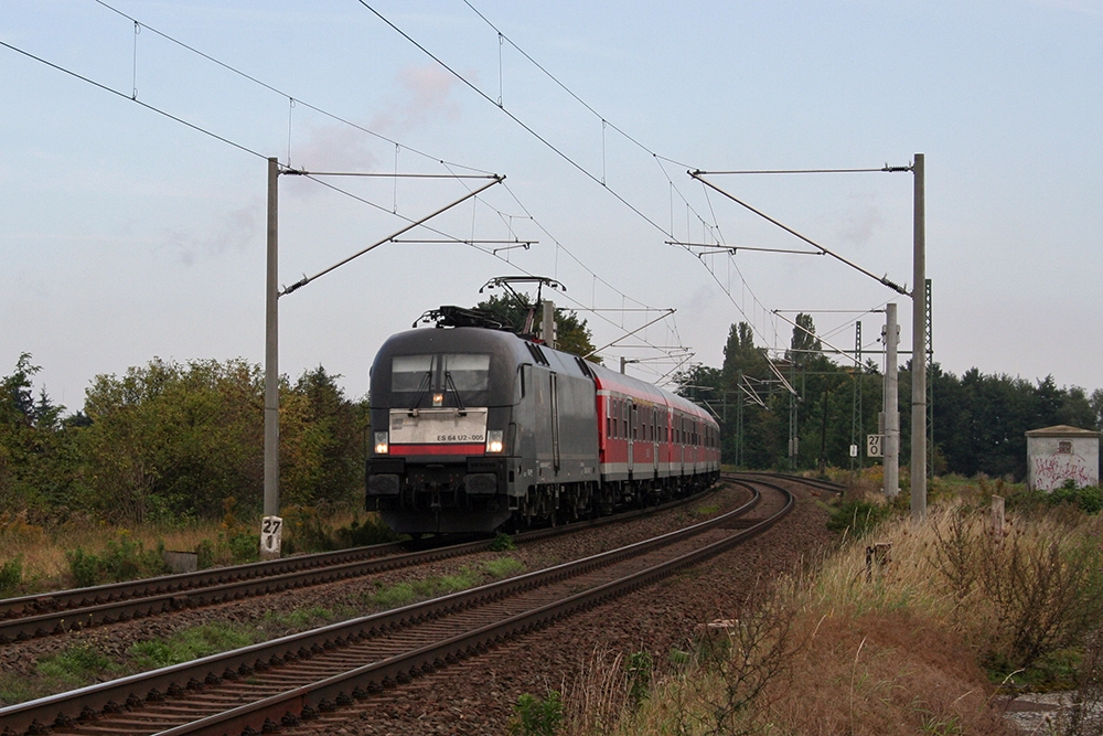 ES 64 U2-005 mit RB 16312 (Halle/Saale – Eisenach) (Schkortleben, 23.09.2011)