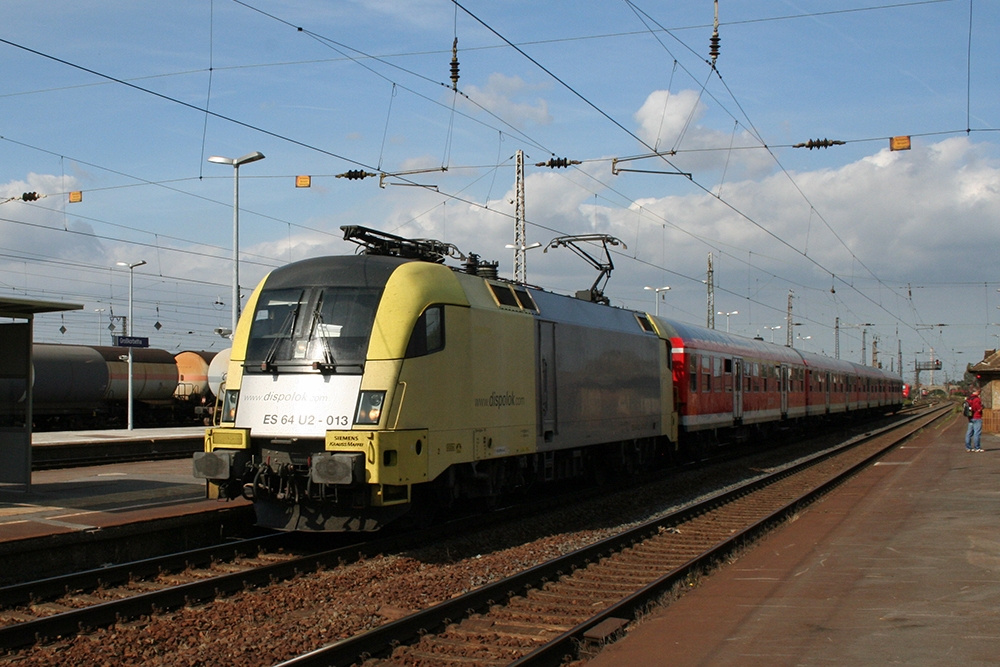 ES 64 U2-013 mit RB 16320 (Halle/Saale – Eisenach) (Grokorbetha, 23.09.2011)