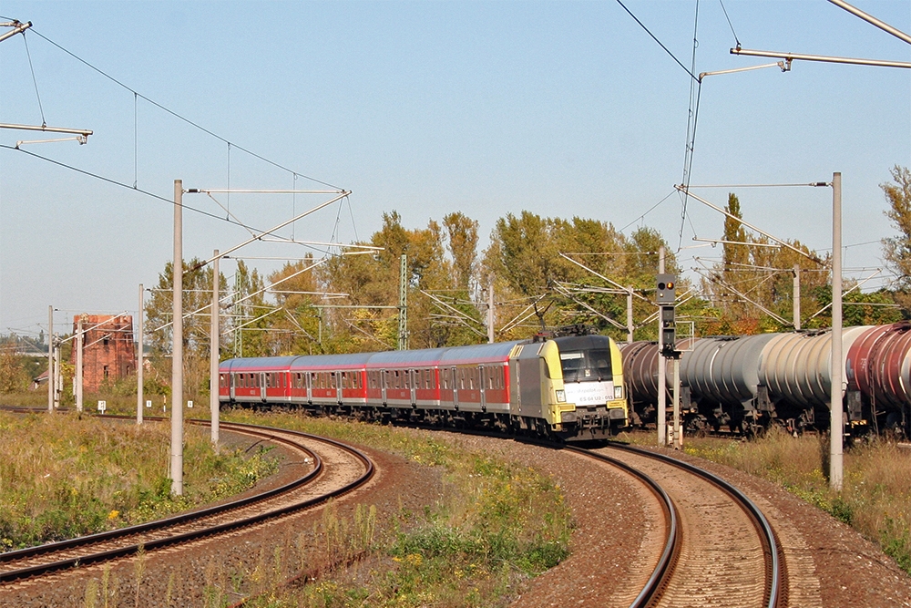 ES 64 U2-013 mit RB 16324 (Halle/Saale – Eisenach) in Weienfels (01.10.2011)