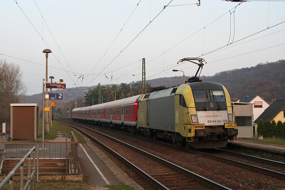 ES 64 U2-018 mit RB 16325 (Eisenach – Halle/Saale) (Leiling, 11.11.2011)