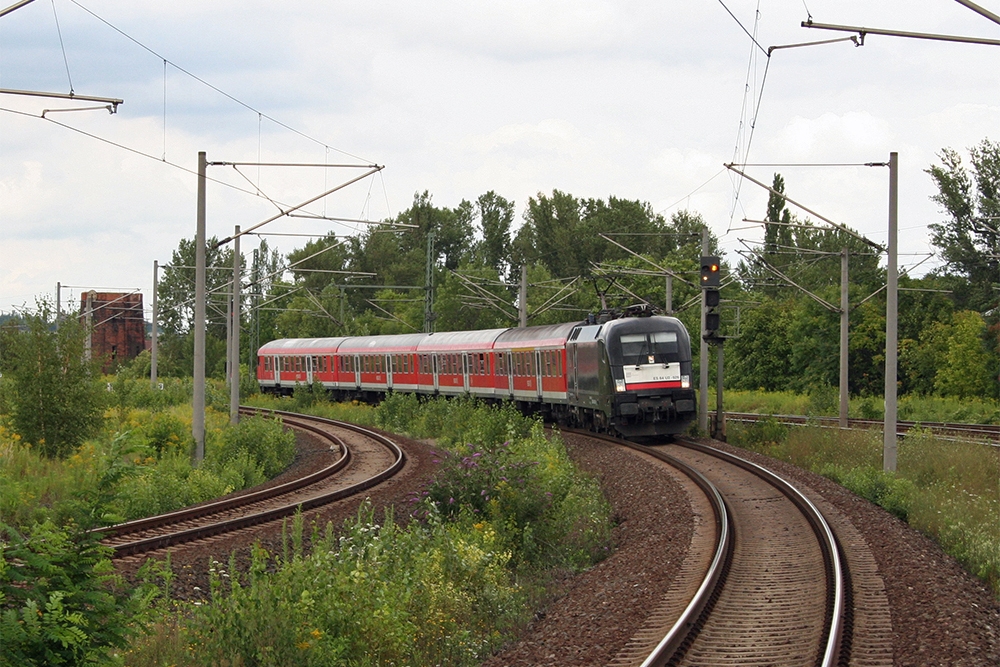 ES 64 U2-028 mit RB 16326 (Halle/Saale – Eisenach) (Weienfels, 07.08.2011)