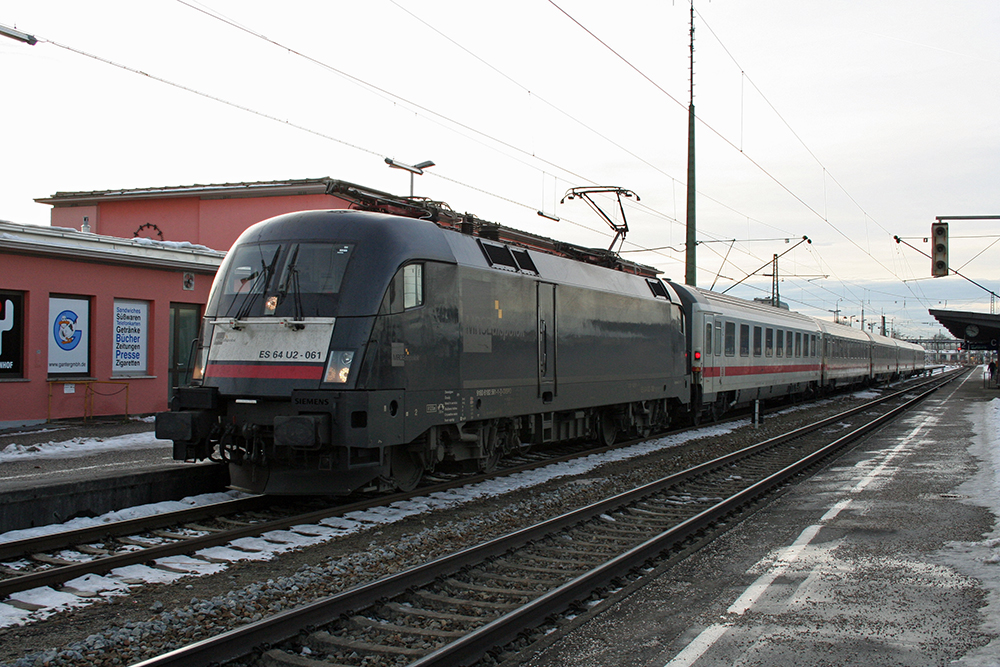 ES 64 U2-061 mit dem IC/RE 2083 „Knigsee“ (Hamburg - Berchtesgaden) in Freilassing (07.01.2011)