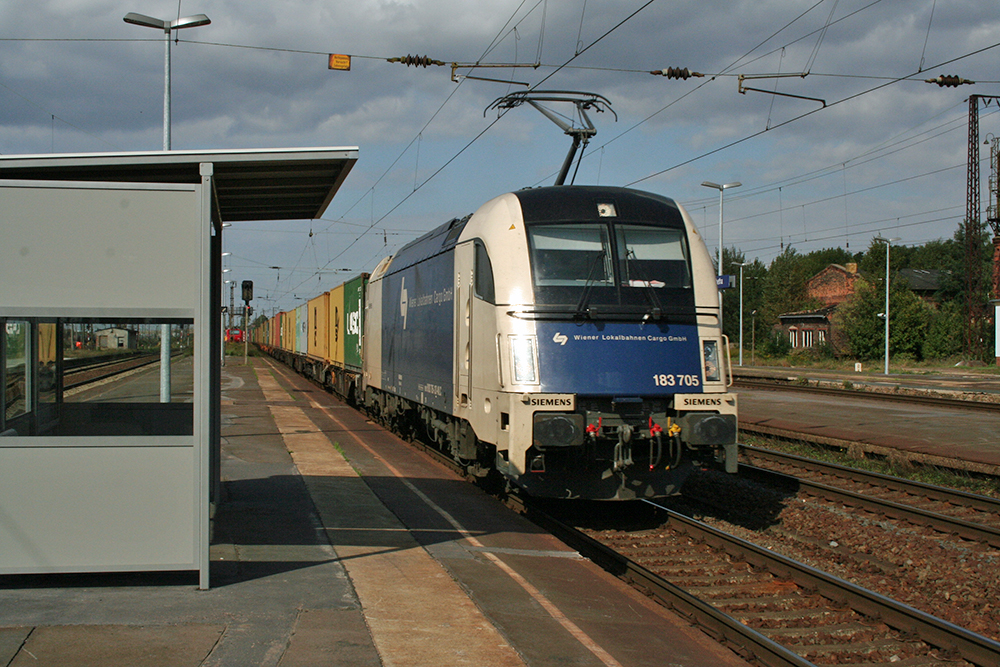 ES 64 U4-205 (183 705), vermietet an die Wiener Lokalbahn Cargo GmbH, mit Containerzug in Richtung Weienfels (Grokorbetha, 23.09.2011)