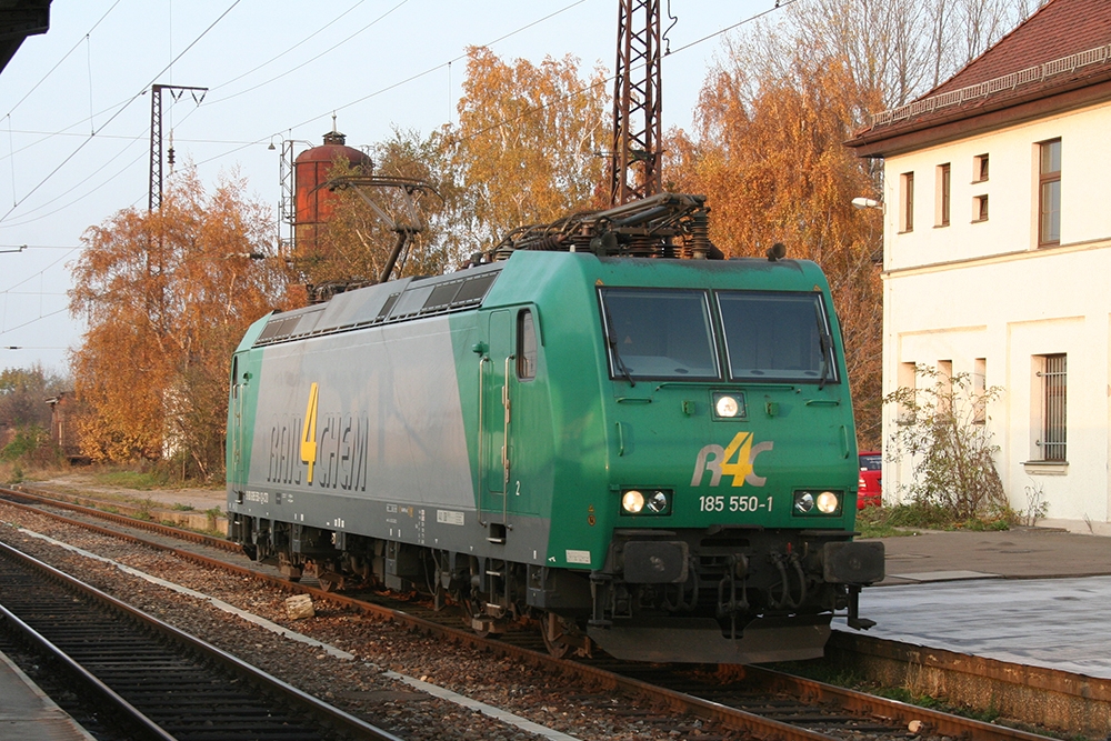ex-r4C-Lok 185 550, vermietet an Captrain Deutschland GmbH, untervermietet an Regiobahn Bitterfeld Berlin GmbH (RBB) (Grokorbetha , 06.11.2011) 