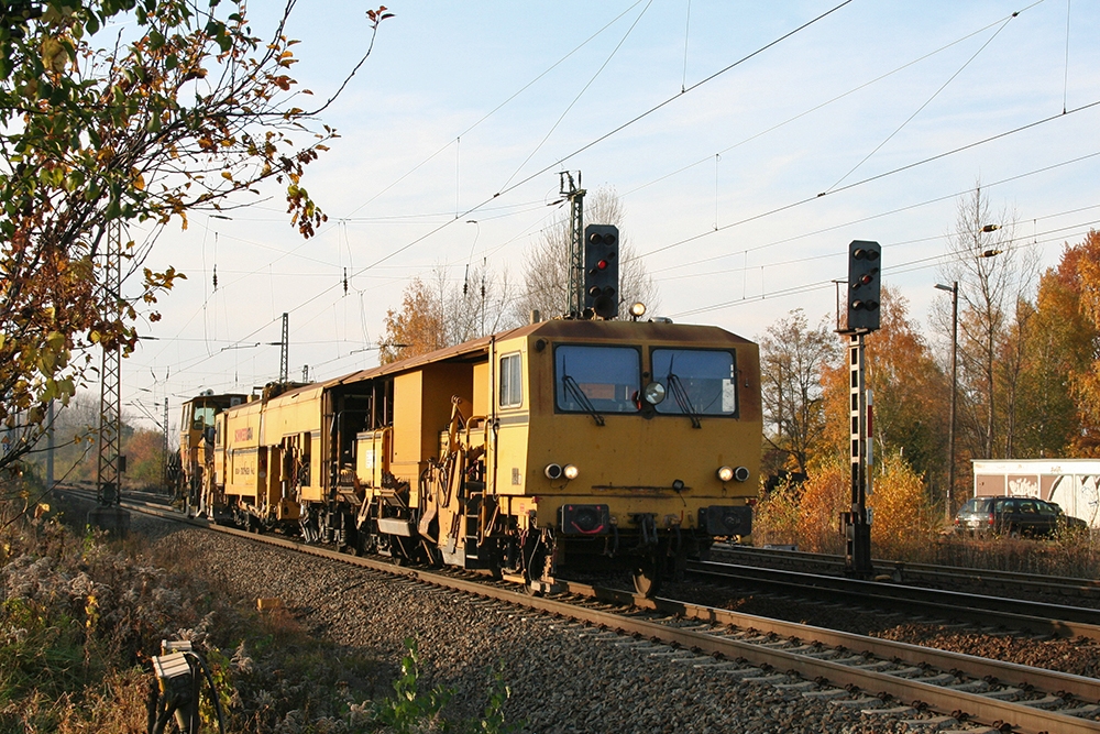Gleisstopfmaschine in Richtung Leipzig-Schnefeld (Leipzig-Thekla, 05.11.2011)