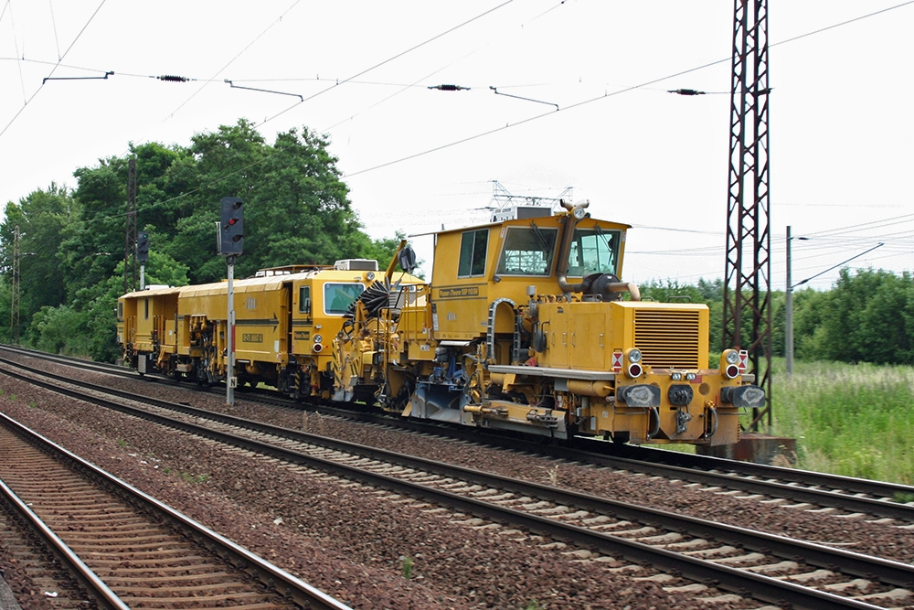 Gleisstopfmaschine in Richtung Leipzig-Schnefeld (Leipzig-Thekla, 06.07.2010)
