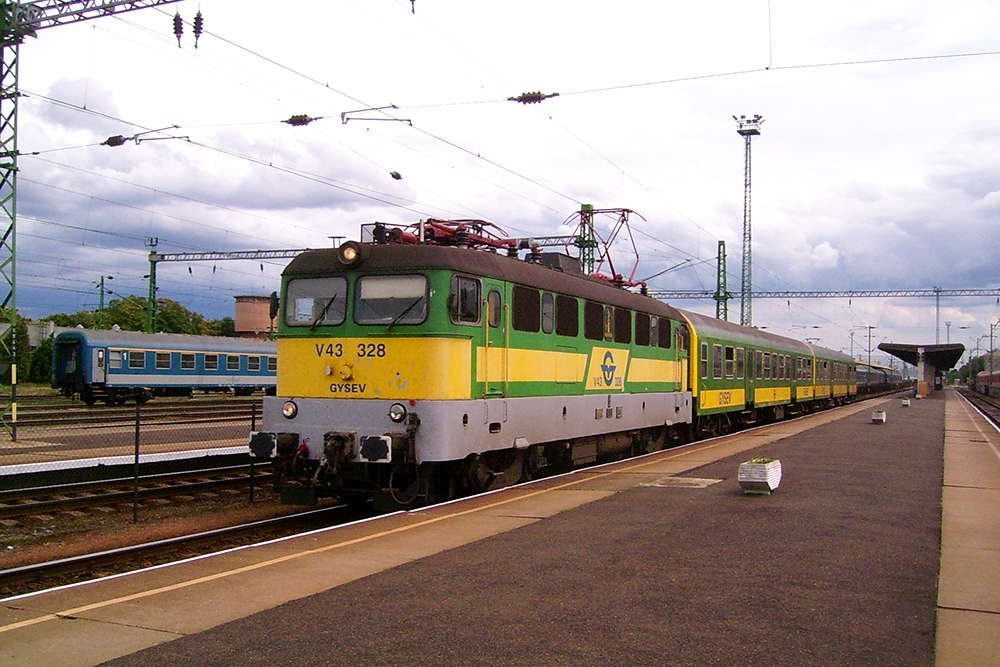 GySEV V43 328 verlsst Szombathely in Richtung Szentgotthard (06.08.2005)
